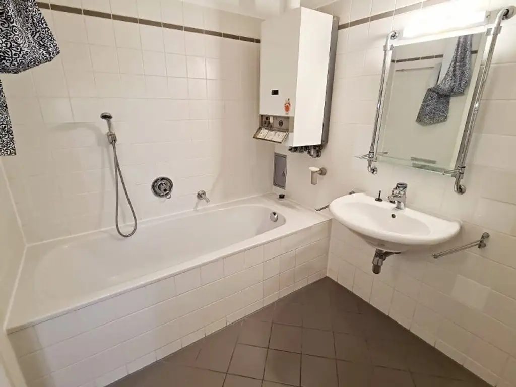 SPITTELBERG, teilsaniertes 84 m2 Dachgeschoß, 3 Zimmer, Extraküche, Wannenbad, Parketten, WG-geeignet, MQ-Nähe
