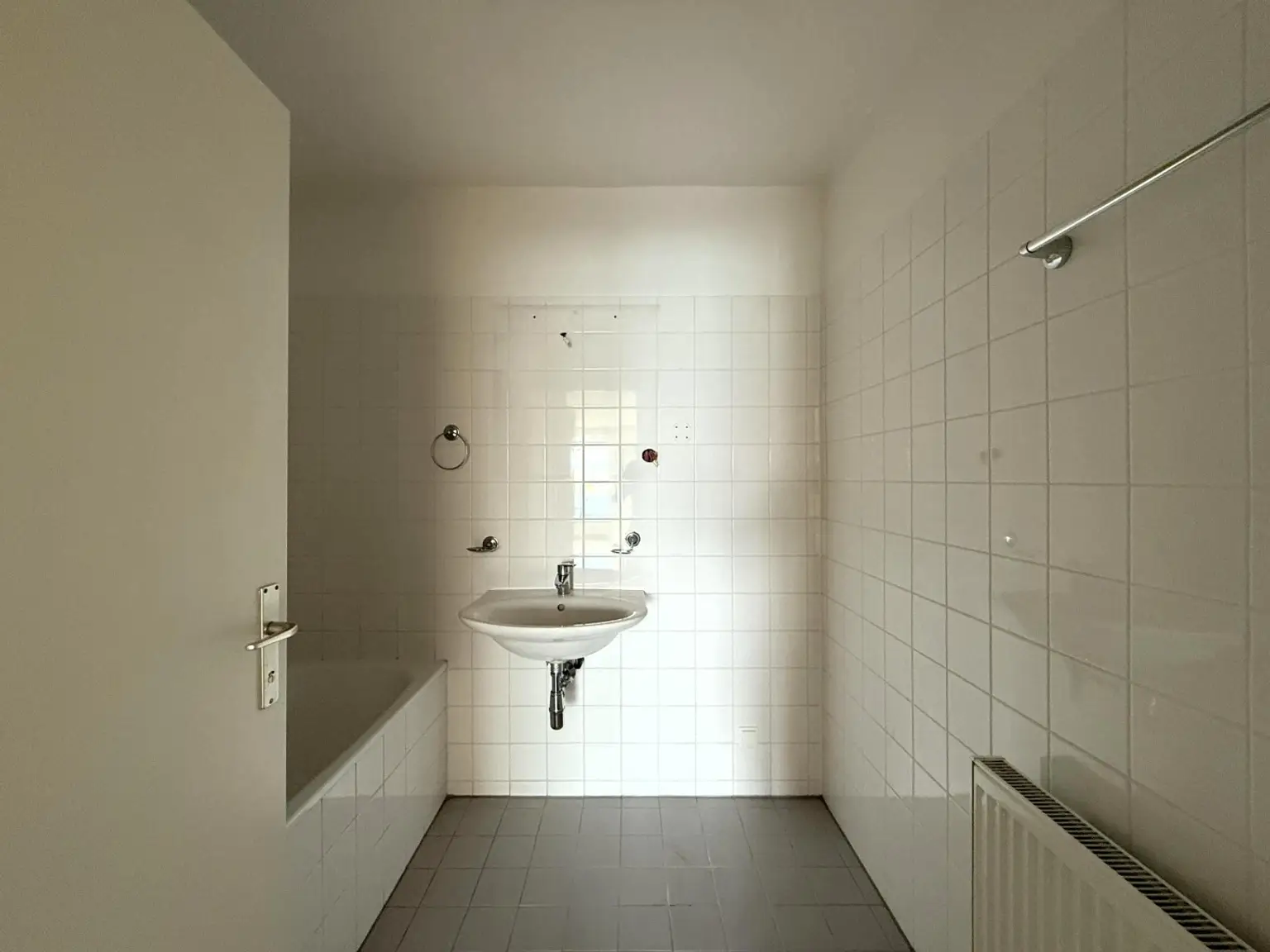 Eine helle, renovierungsbedürftige 3-Zimmer Wohnung // A bright 3-room apartment in need of renovation //