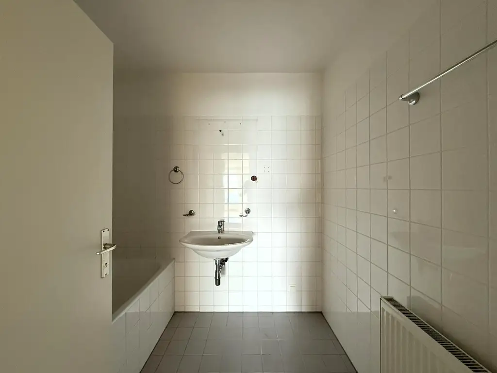 Eine helle, renovierungsbedürftige 3-Zimmer Wohnung // A bright 3-room apartment in need of renovation //