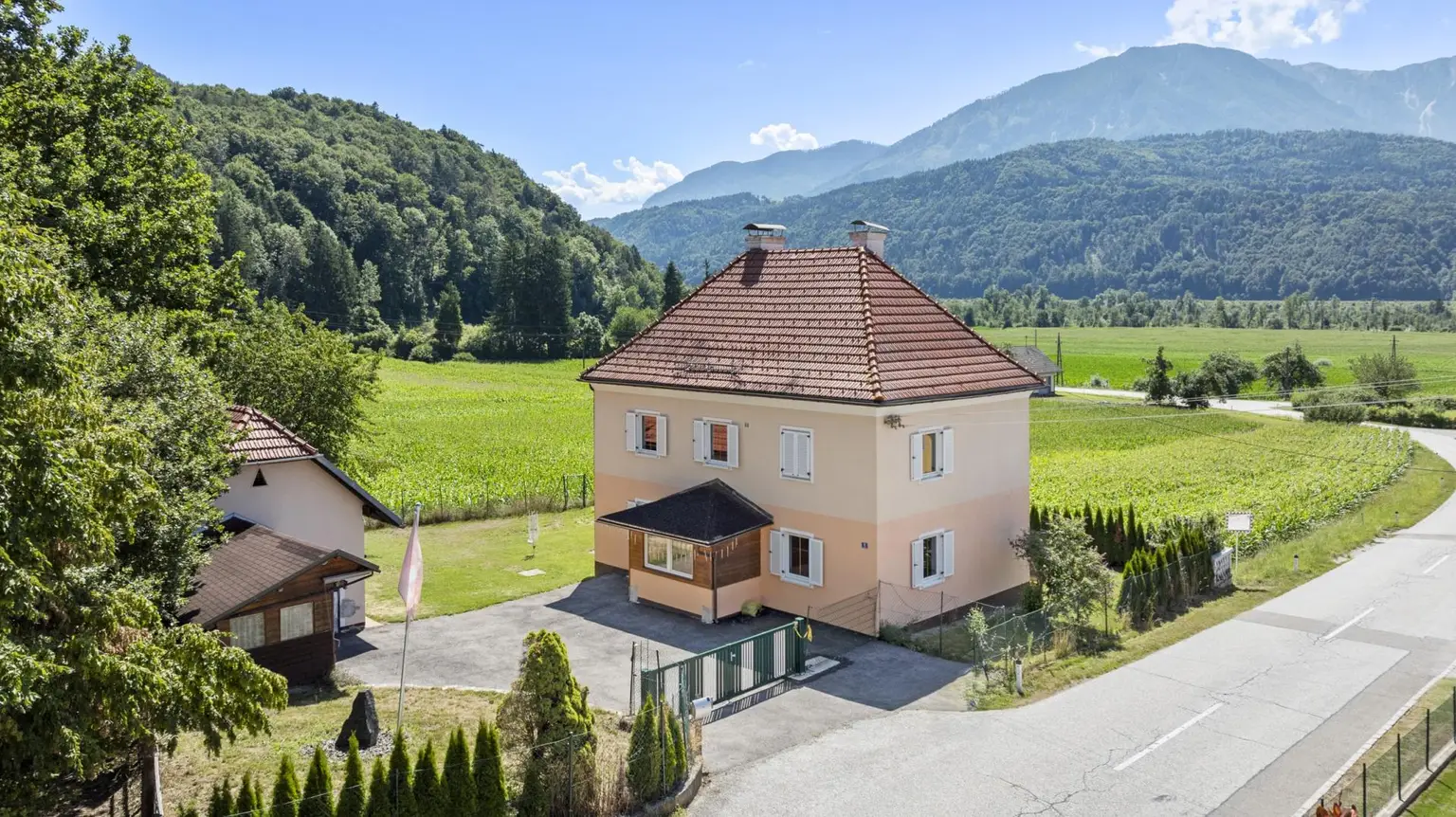 Naturliebhaber aufgepasst: Großzügiges Einfamilienhaus samt Nebengebäude mit viel Potenzial in herrlicher Ruhelage