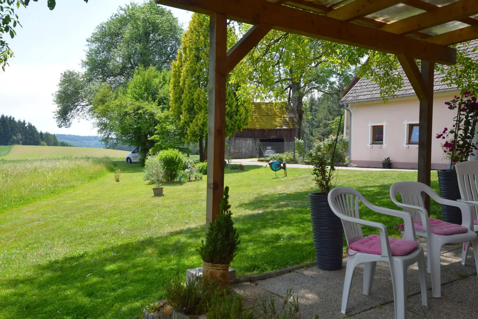 Laube mit Blick zum Garten - Kopie