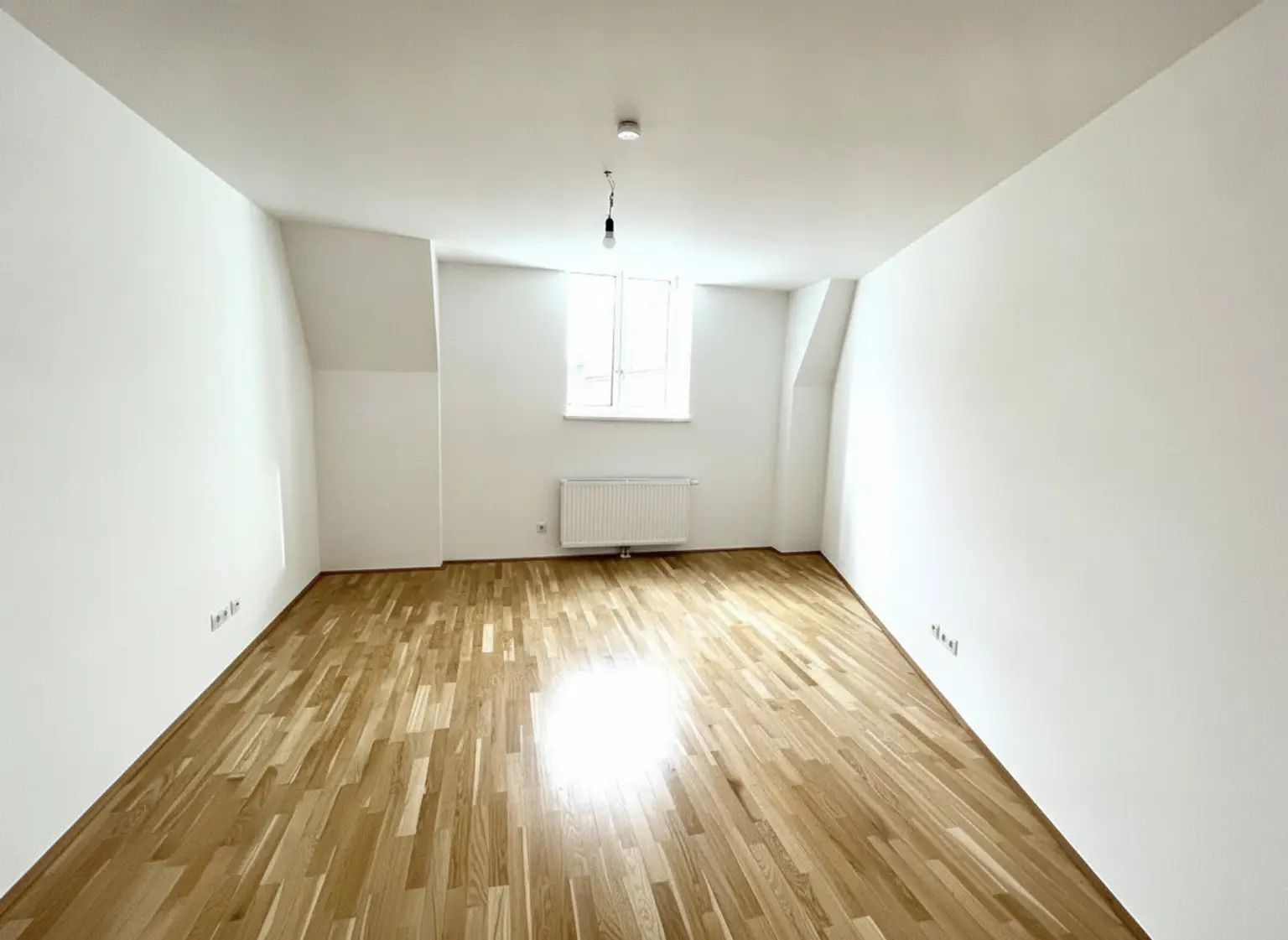 UNBEFRISTET: Top-Lage beim Stephansplatz: Moderne, klimatisierte Dachgeschoßwohnung im stilvollen Haus / Prime location near Stephansplatz: a modern, air-conditioned penthouse flat in a stylish building