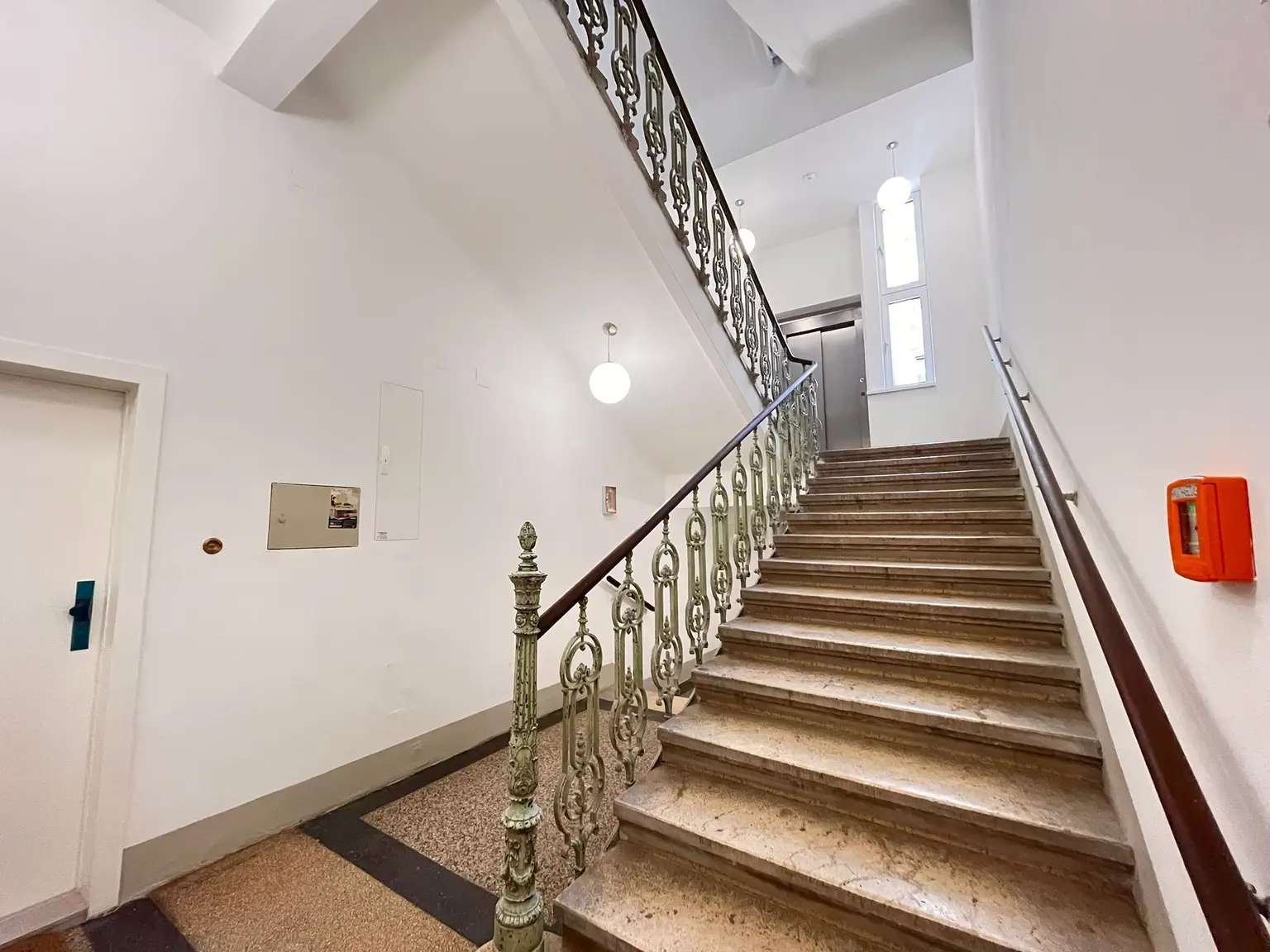 Loft-Feeling trifft Altbauflair – 3 Zimmer Erstbezug mit Terrasse nahe U6