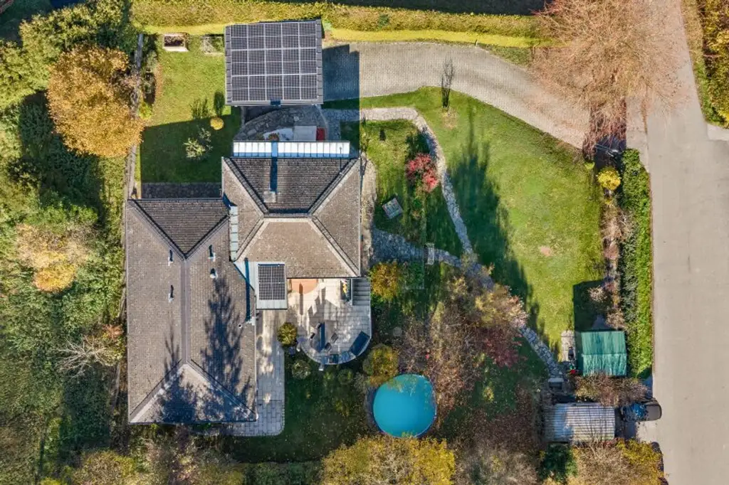 Wohnen mit Blick in den Wienerwald – Außergewöhnlicher Bungalow mit Pool und Photovoltaik