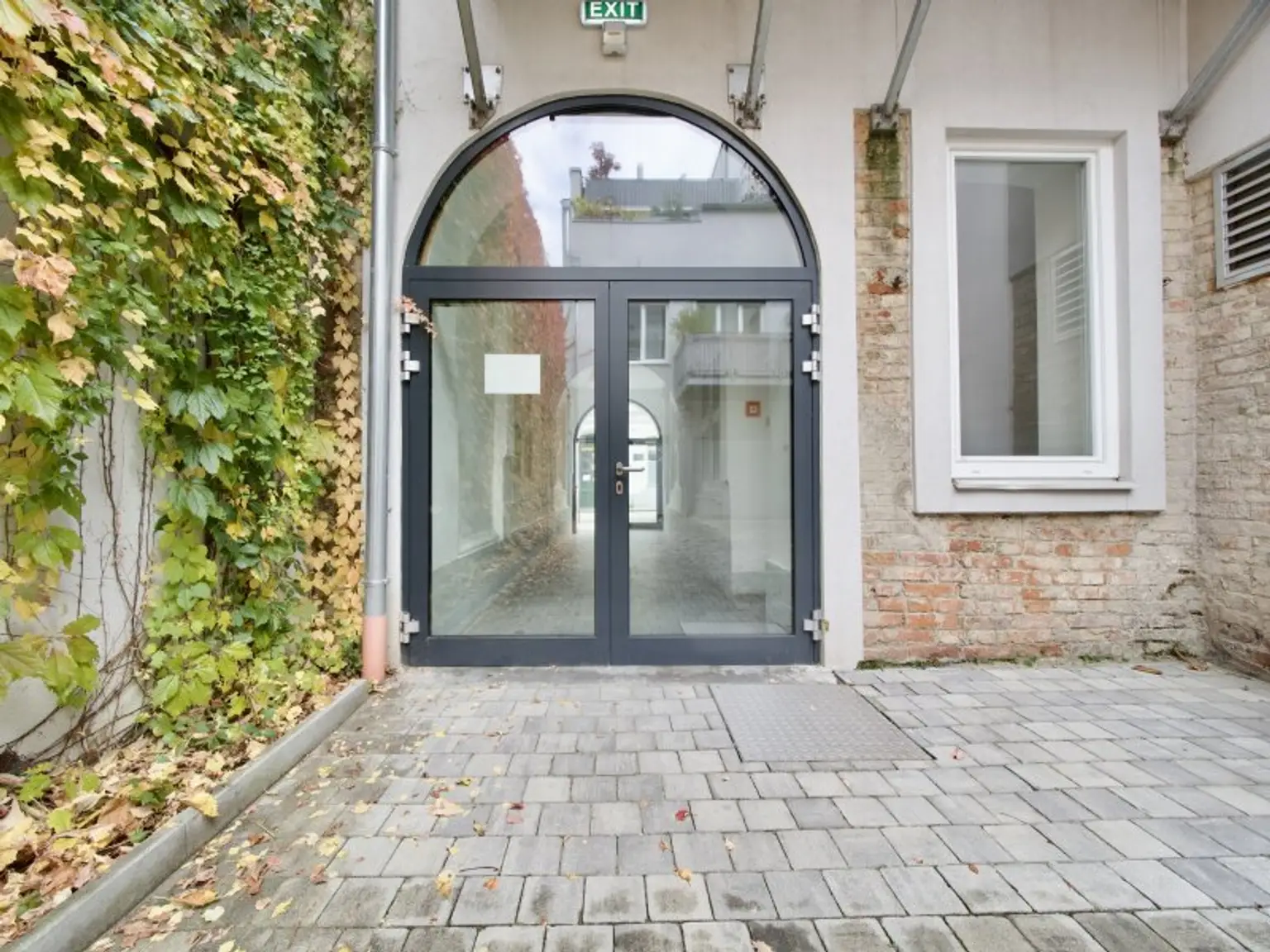 Hideaway im Innenhof - Großartige, vollmöblierte 2-Zimmer-Wohnung in klassischem Gründerzeithaus in U-Bahn-Nähe