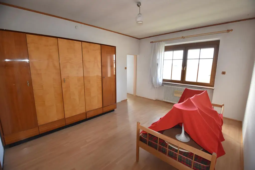 Mehrfamilienhaus mit viel Potenzial und Bauland-Agrar Widmung!