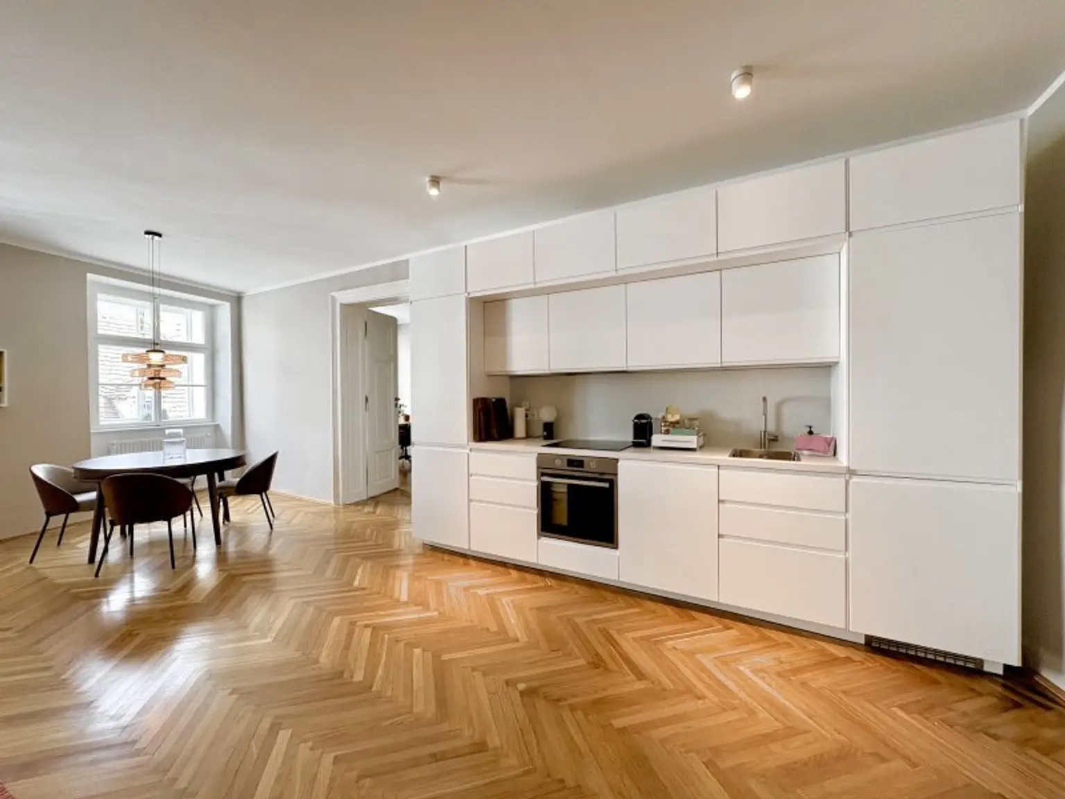 TRAUMHAFTE KLIMATISIERTE ALTBAUWOHNUNG MIT 2 BÄDERN UND BALKON - MÖBEL OPTIONAL