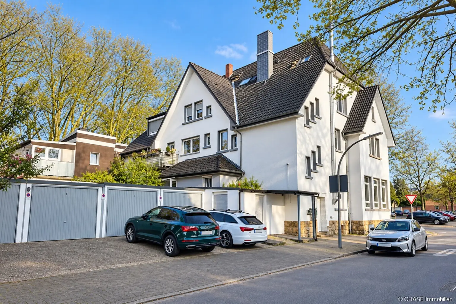 ruhige_wohnstrasse_mit_modernem_mehrfamilienhaus