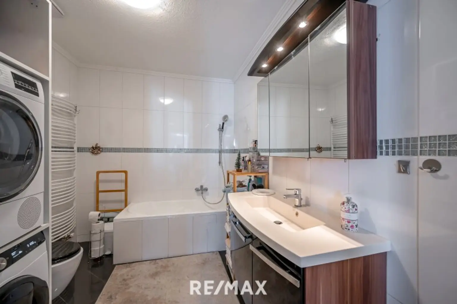 Bad mit Wanne/Dusche/WC und WaMa-Anschluss