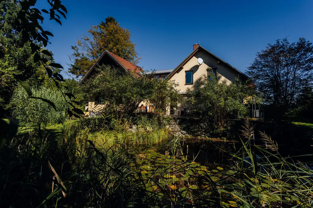 Großzügiges Einfamilienhaus mit Schwimmteich in Weinitzen - ländliche Geborgenheit trifft modernen Wohnkomfort