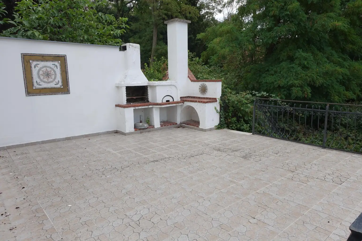 Terrasse mit gemauerten Grill