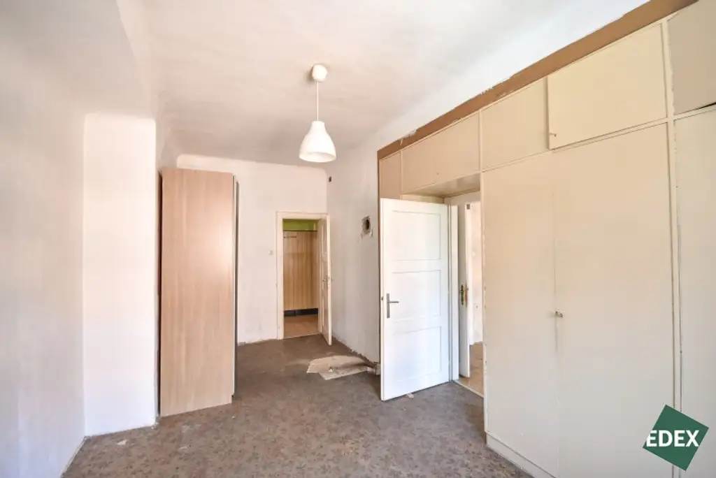 Charmante 2-Zimmer-Altbauwohnung mit separater Küche – renovierungsbedürftig, aber mit viel Potenzial!