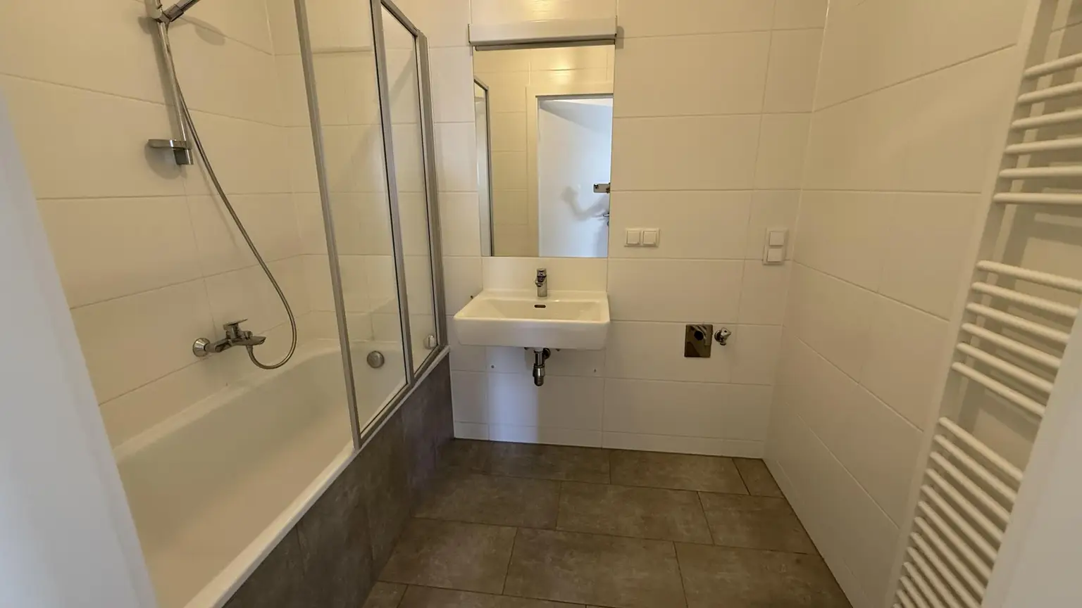 Moderne Neubauwohnung mit 7,77m² Loggia zum INNENHOF nahe Akademiepark
