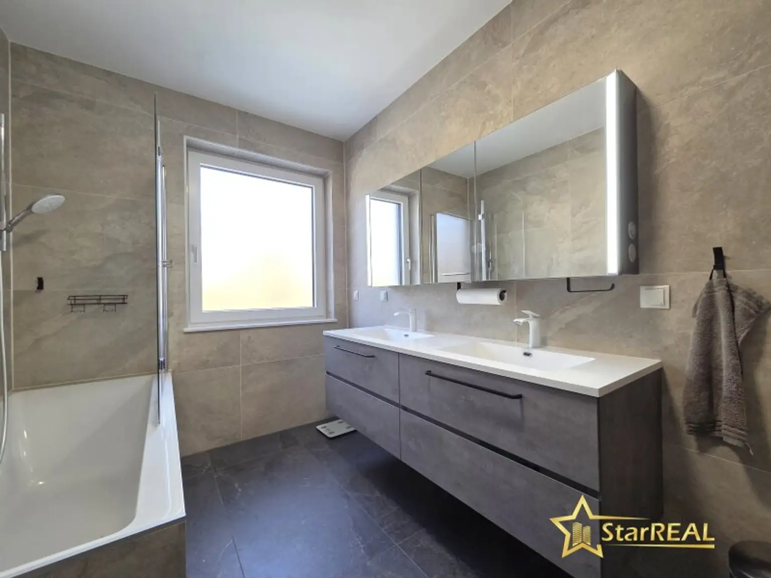 Badezimmer 1 OBERGESCHOSS