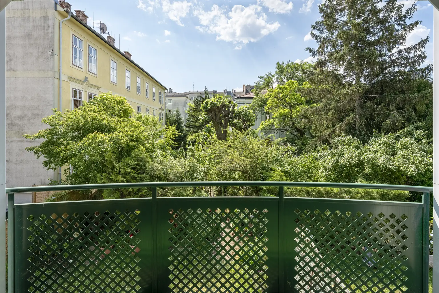 ++ Ruheoase im Zemtrum:  Barrierefreie 2-Zimmer-Wohnung mit Balkon, Grünblick und Tiefgaragenplatz ++