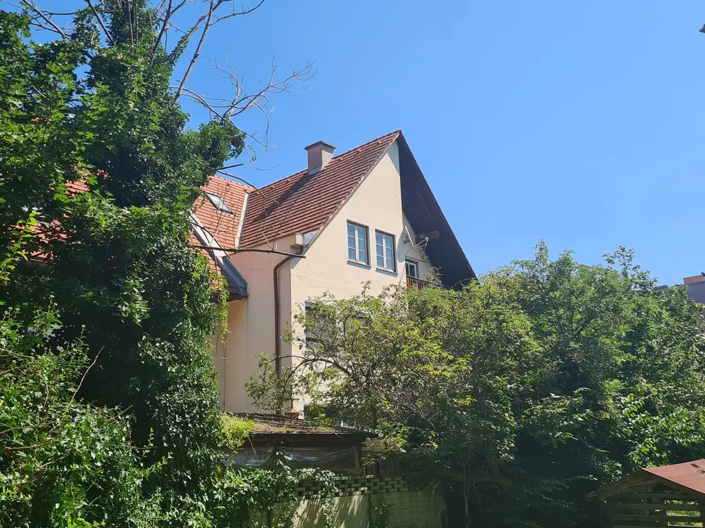 Galeriewohnung auf zwei Ebenen - eigene Garage - Balkon in den Innenhof - sehr gute Infrastruktur