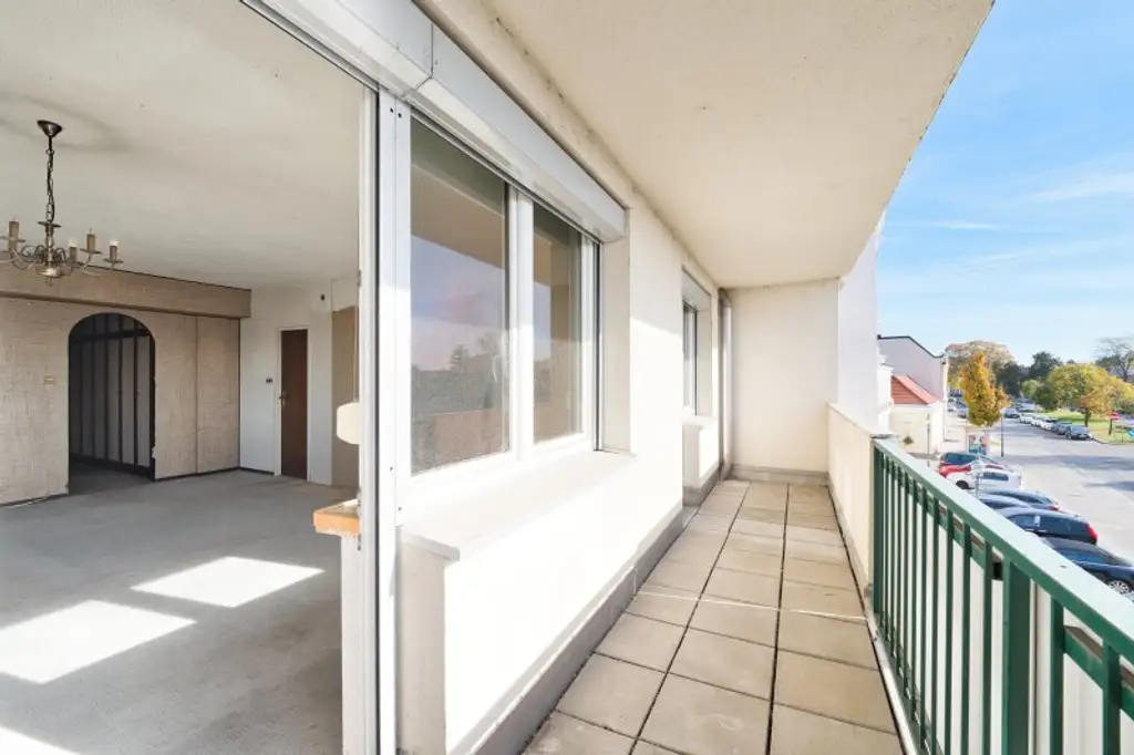 Sonnige 2-Zimmer-Wohnung mit Loggia & Stadtblick – ideal als Starterwohnung mit Renovierungspotenzial!