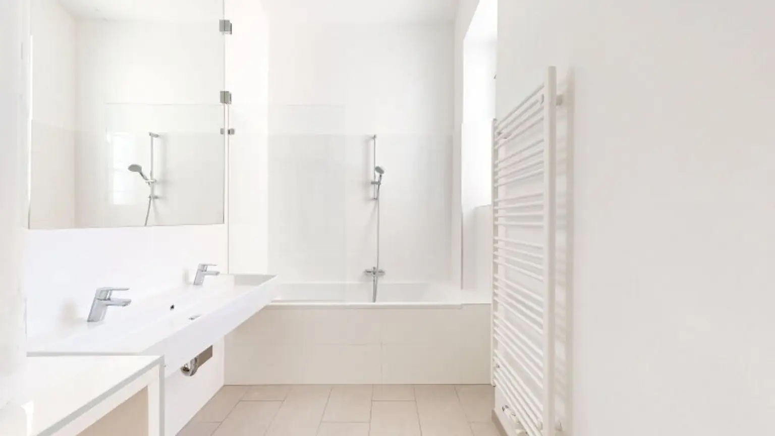 Badezimmer mit Badewanne