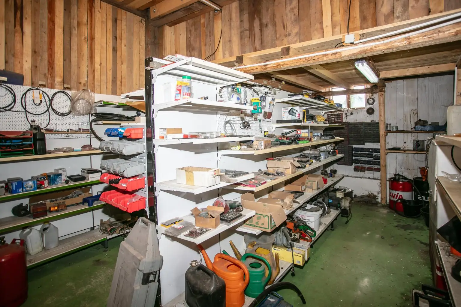 Sanierungsbedürftiger Bauernhof mit Hobby-Autowerkstatt in idyllischer Lage