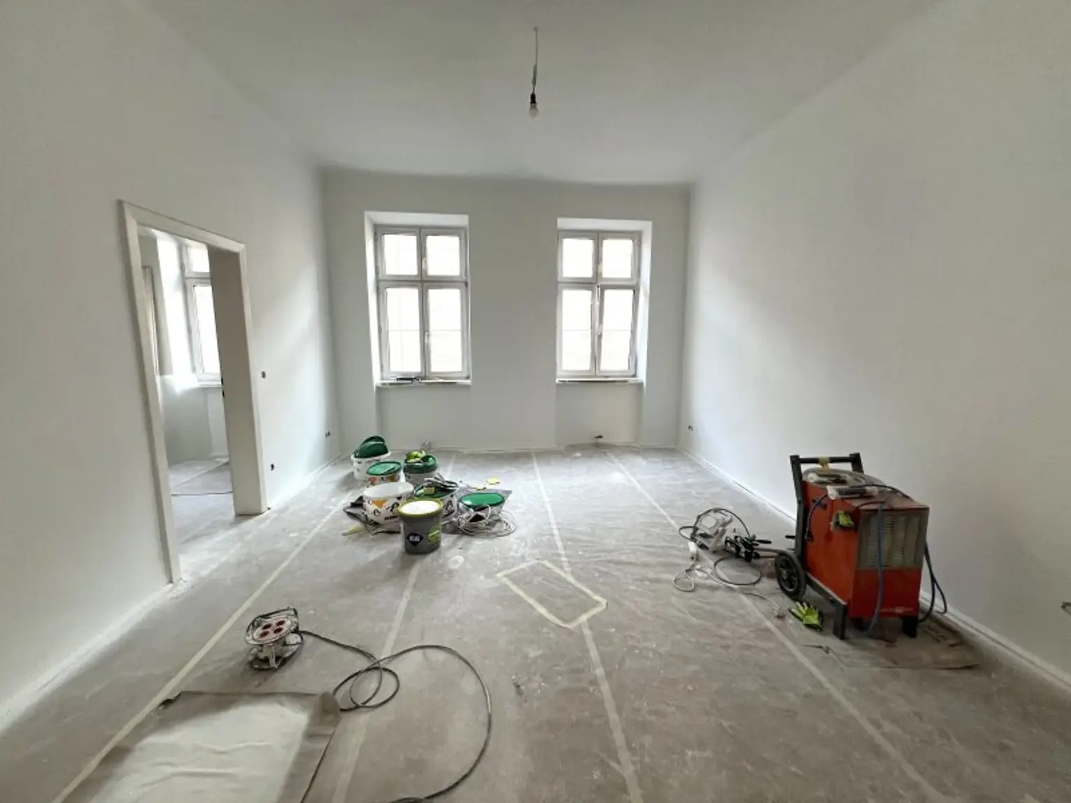 ERSTBEZUG NACH SANIERUNG: Ansprechende 6-Zimmer-Altbauwohnung mit Balkon, unweit von Kutschermarkt