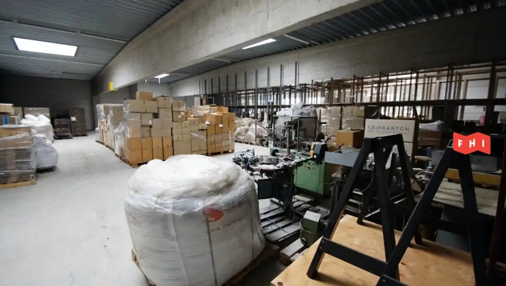 Logistikfläche***2 Hallen***30 Stellplätze***Ausbaupotential***