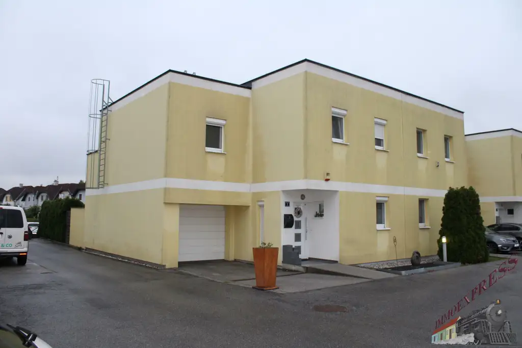 Sehr gut gelegenes Eckreihenhaus mit Garage, Garten & Pool sowie Infrarotkabine im Keller