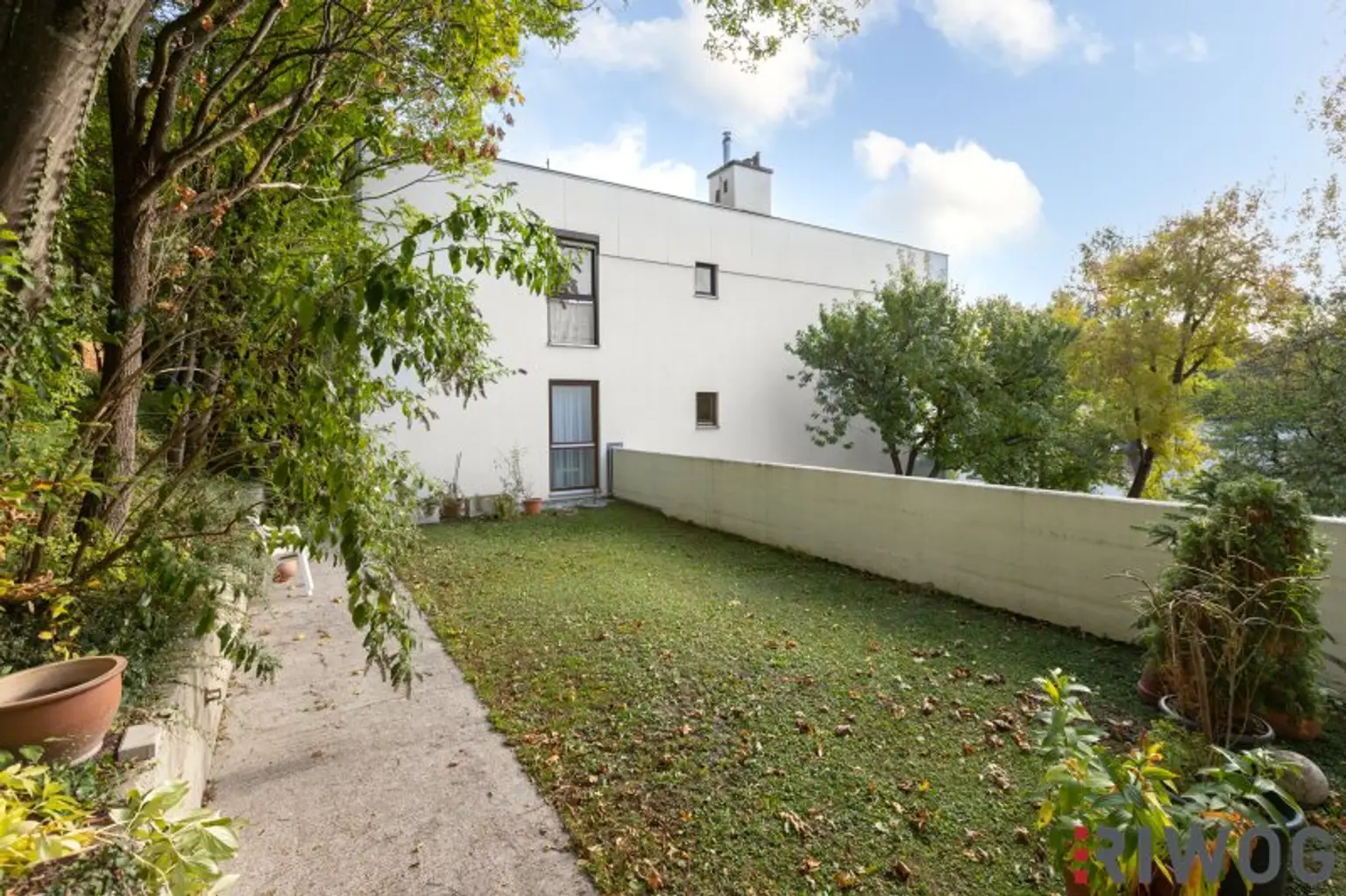 ERSTBEZUG nach Sanierung mit Blick auf Schloss Laudon  | ca. 16 m² Loggia  | Garagenplatz | Vollausgestattete Küche | Erholungsgebiet angrenzend