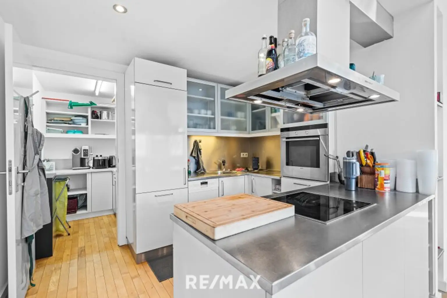 Moderne Küche mit Speisekammer