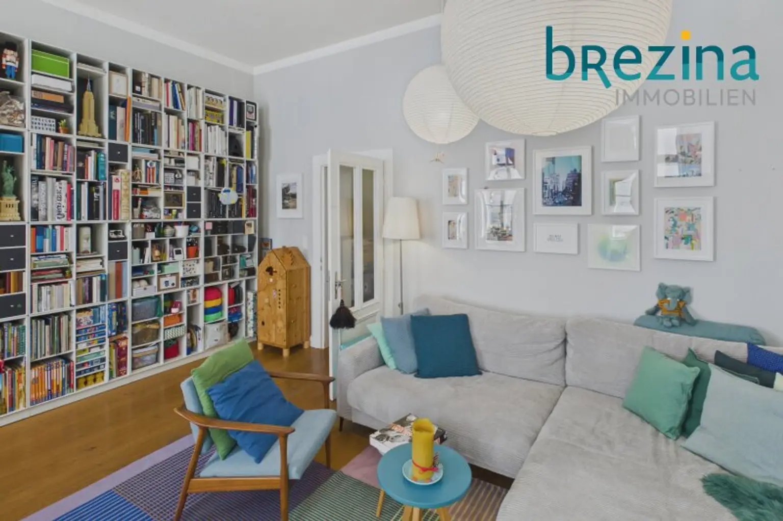 Wohnzimmer Bücherwand und Sofalandschaft