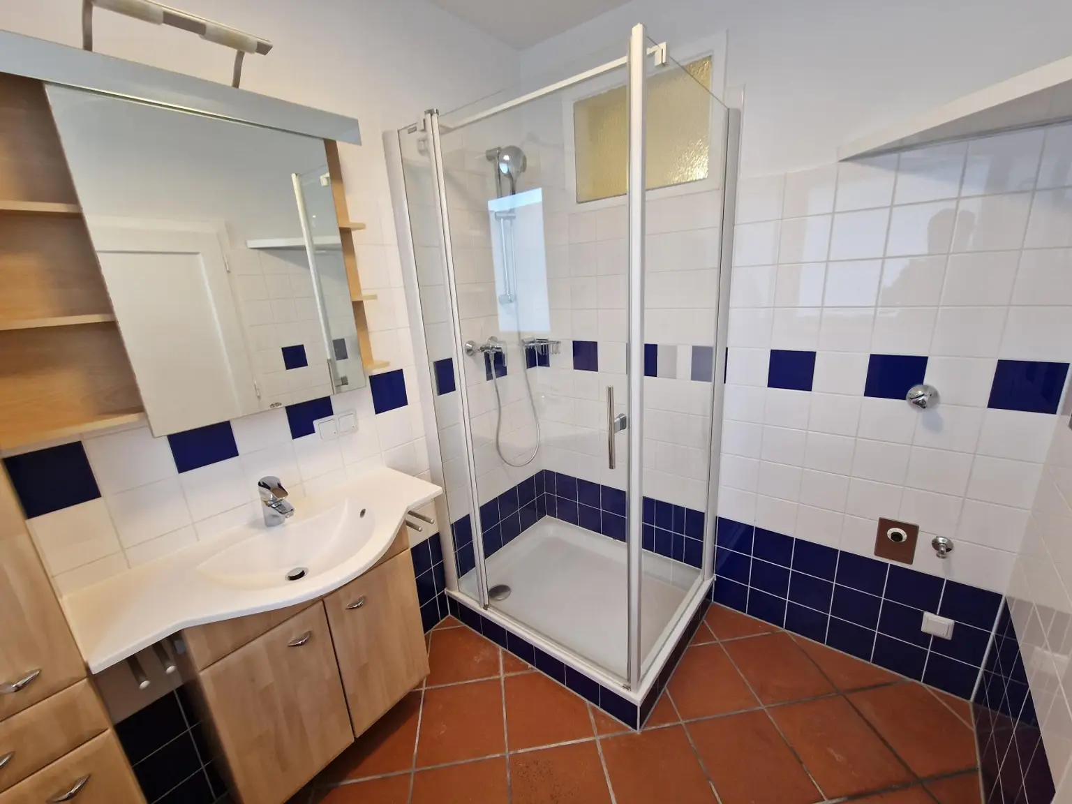 Bad mit Duschkabine mit WM-Anschluss