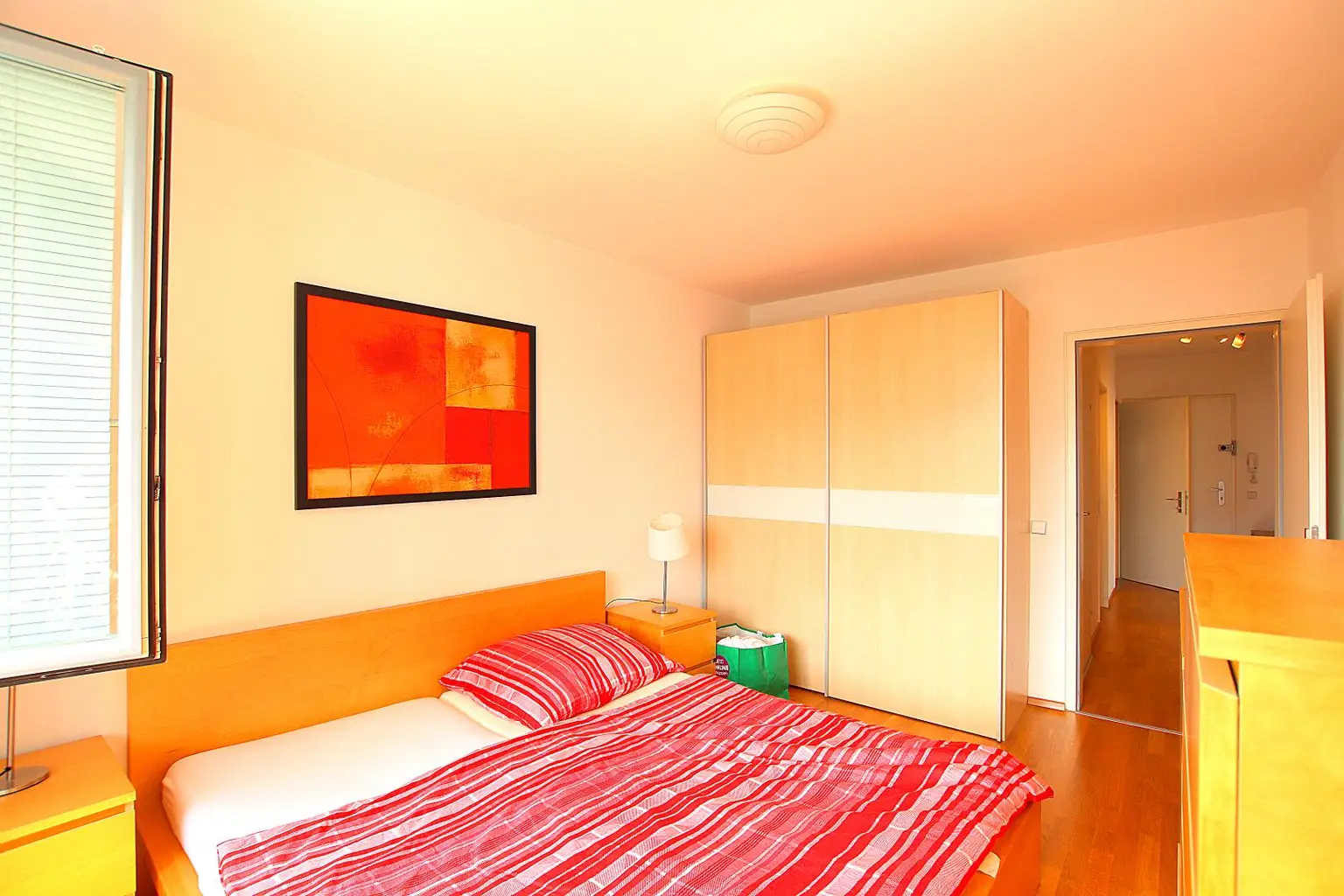 Perfekte 3-Zimmer Wohnung mit Balkon und Garagenplatz, ruhig, vollmöbliert