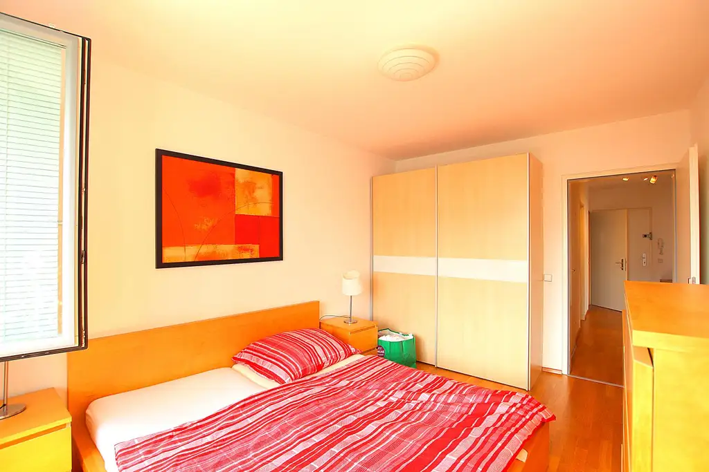 Perfekte 3-Zimmer Wohnung mit Balkon und Garagenplatz, ruhig, vollmöbliert