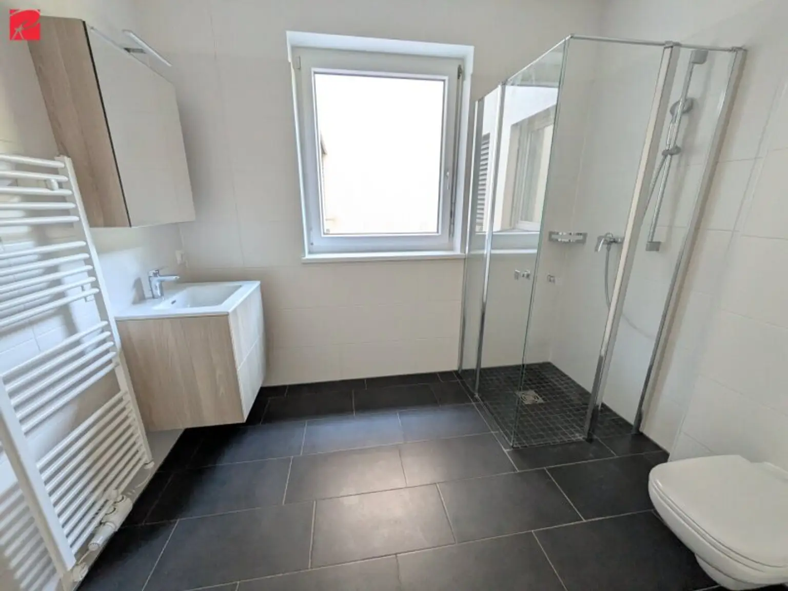 Badezimmer mit Fenster