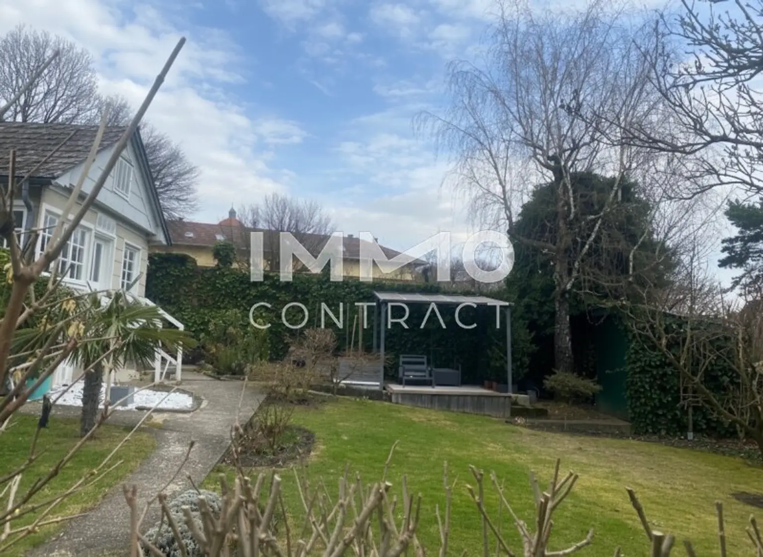 Garten gepflegt mit vielen netten Sitzecken und Gartenhütte