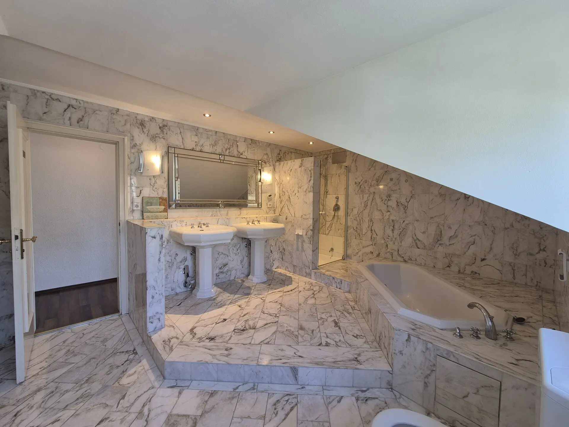 Tageslichtbad mit Wanne+Dusche+WC+Doppelwaschbecken