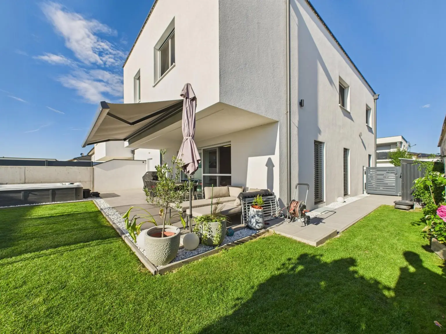 Exklusives Neubauhaus in Marchtrenk – stilvolles Wohnen mit modernster Technik & traumhaftem Garten samt Wellnessbereich