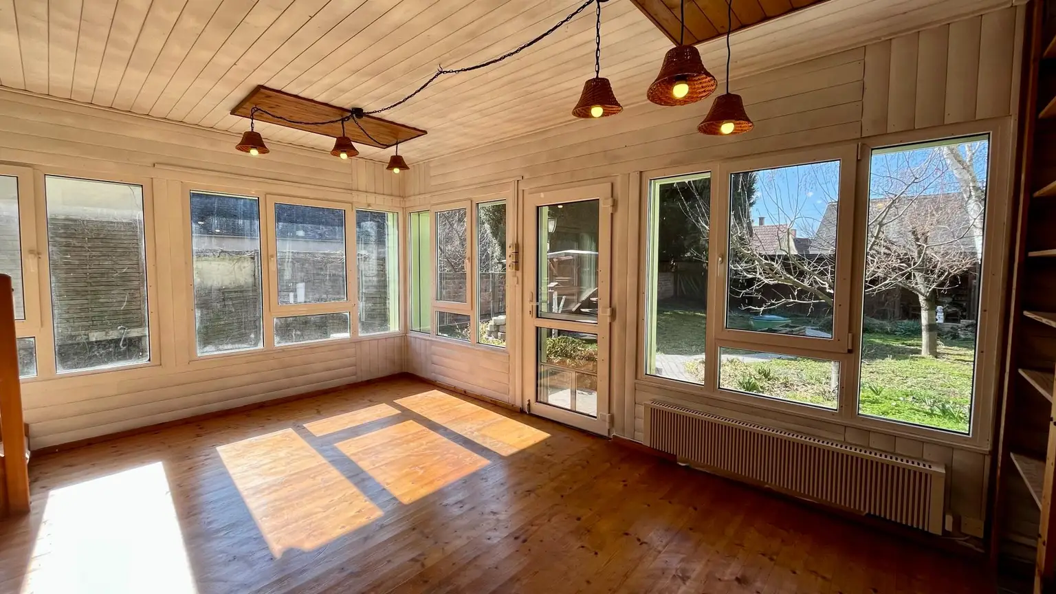 Wintergarten mit Blick in den Garten