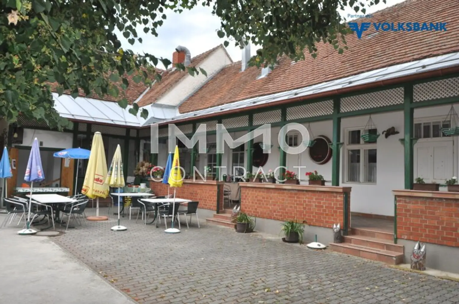 Gastgarten und Veranda mit den Zugängen zu den Gästezimmern