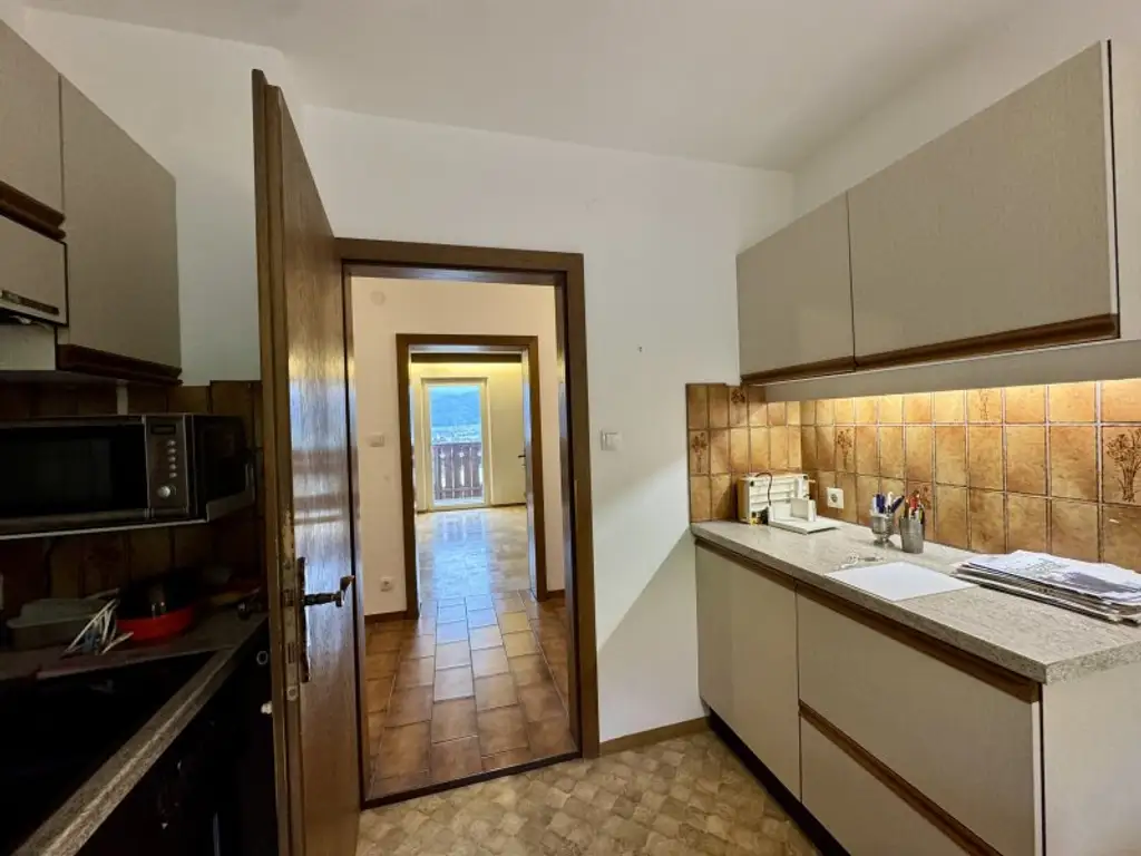 *geräumige 3 Zimmer Wohnung mit extra Küche und Balkon!  Super schöne Aussicht inkludiert!