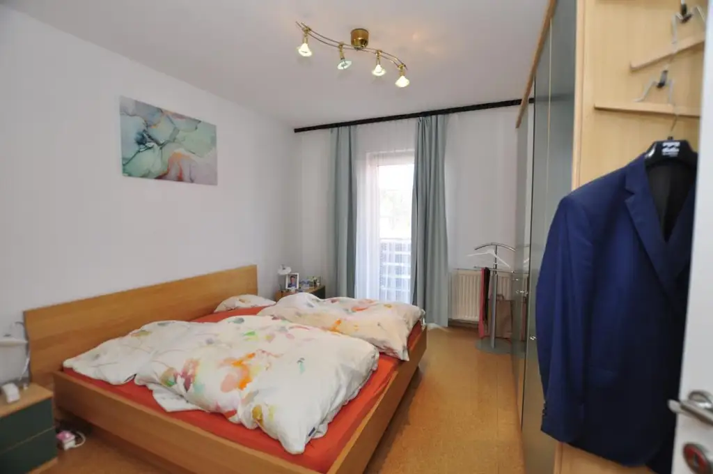 Sonnige 3-Zimmer-Wohnung im 1. Stock mit großer Loggia und Einzelgarage