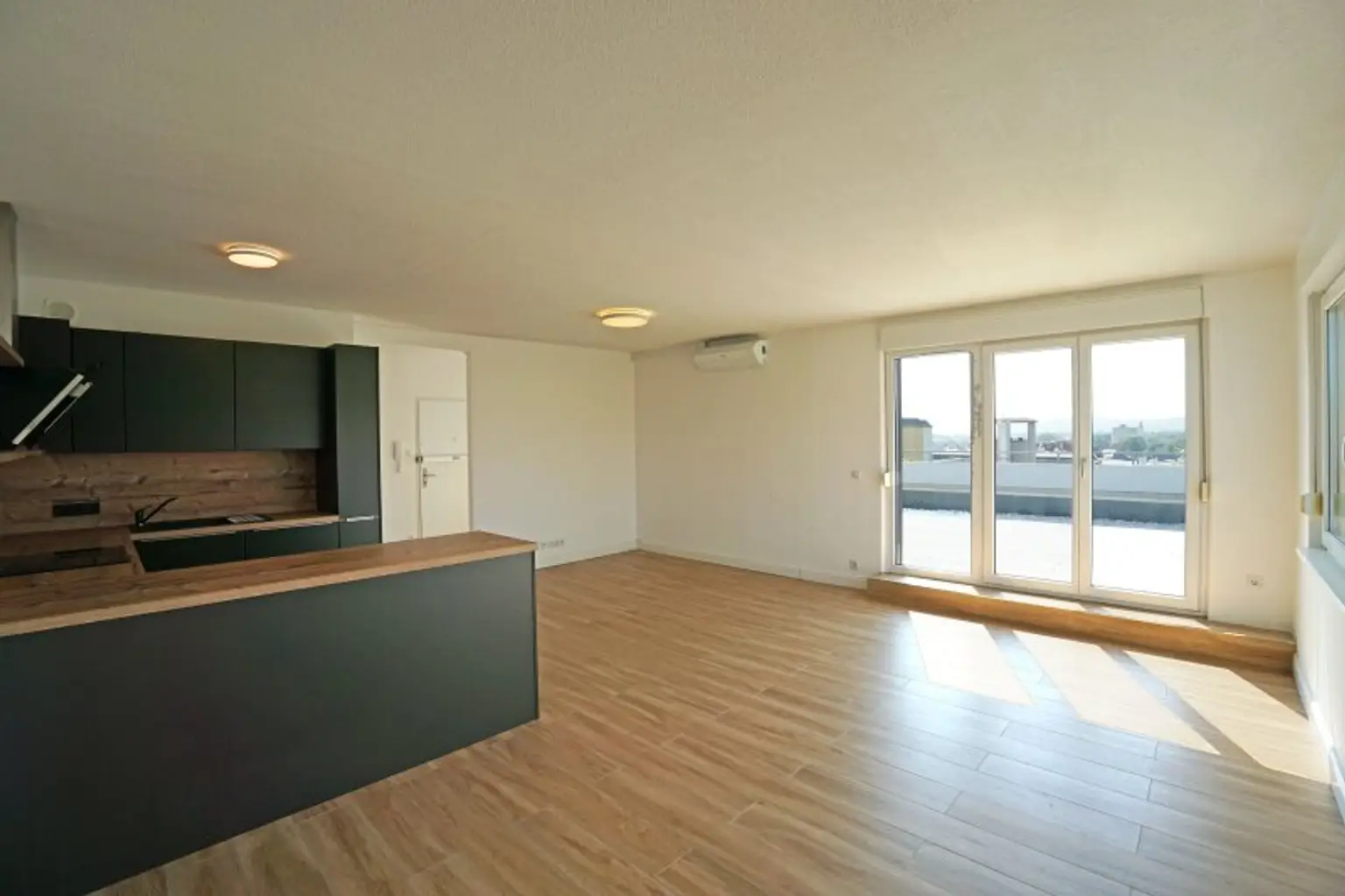 Penthouse-Wohnung | 131 m² Wfl. | 80 m² Dachterrasse mit 270°-Ausblick | PKW-Stellplatz | riesiger Gemeinschaftsgarten | im Zentrum
