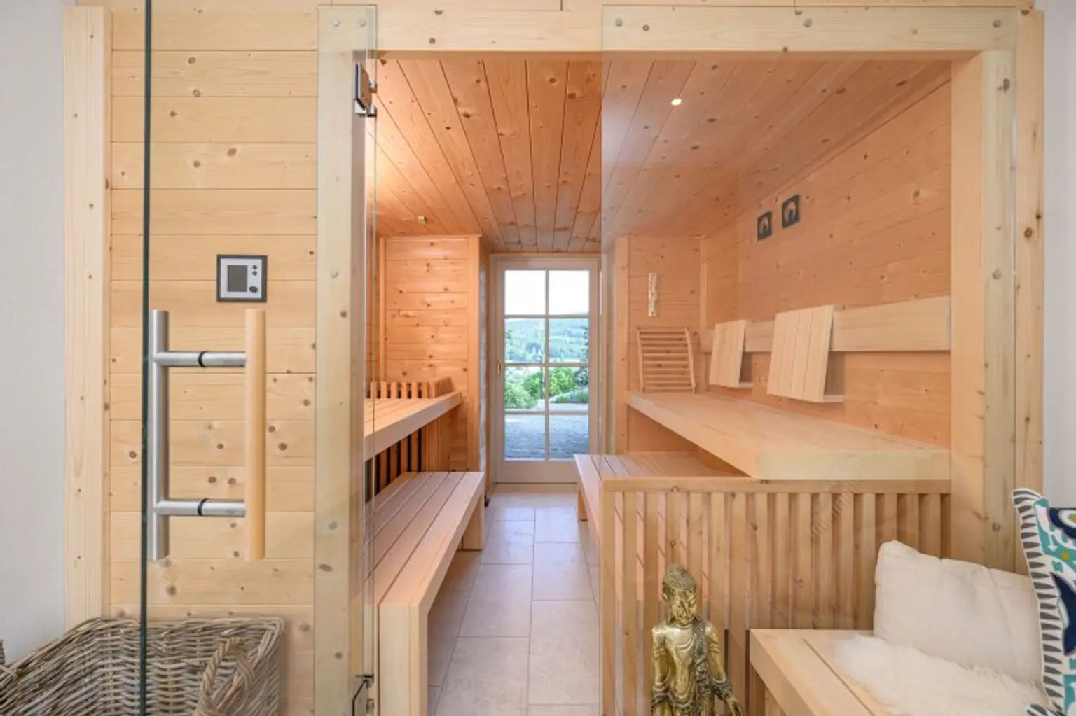Sauna mit Ausgang zur Terrasse