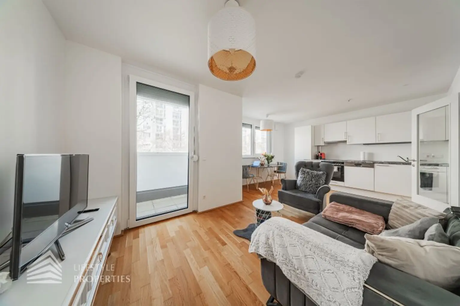 Modernes City-Living bei der UNO-City Exklusive 3-Zimmer-Wohnung mit zwei Loggien