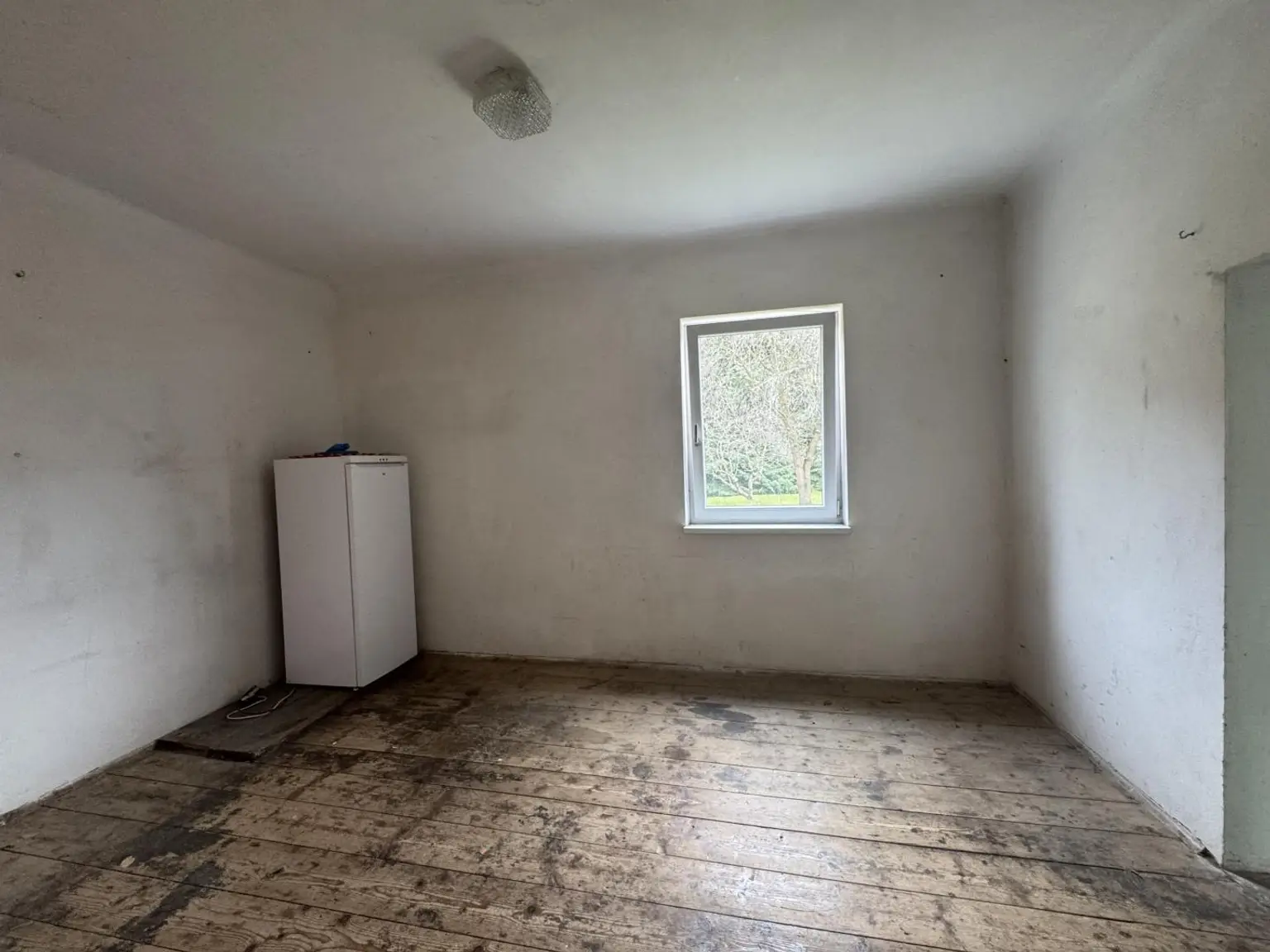 Sanierungsbedürftiges Mehrfamilienhaus mit großem Grundstück und hoher Bebauungsdichte