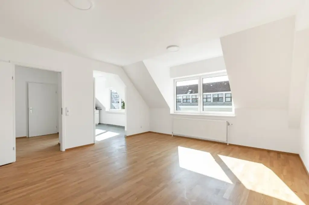 TOP ANGEBOT! Helle 4-Zi.-DG-Wohnung im 16. Bezirk! inkl. 2 Stellplätzen!