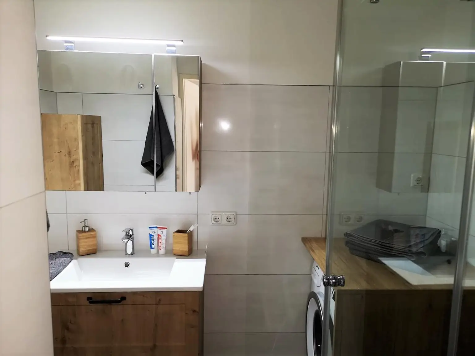 Moderne, hochwertig sanierte 3 Zimmer Wohnung mit verglaster Loggia, Keller und Garagenplatz