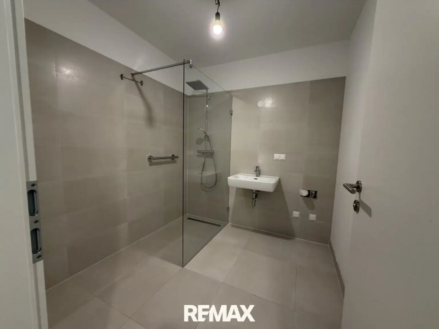 Badezimmer mit Dusche & WM-Anschluss