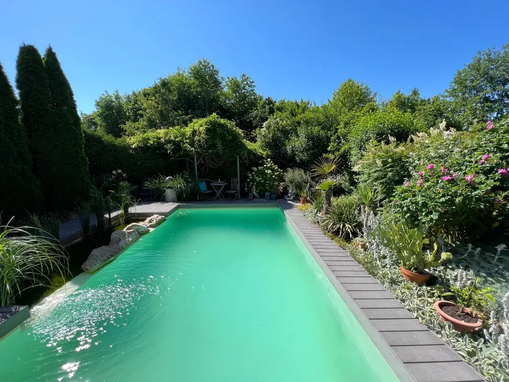 Charmantes Zweifamilienhaus mit idyllischem Naturpool