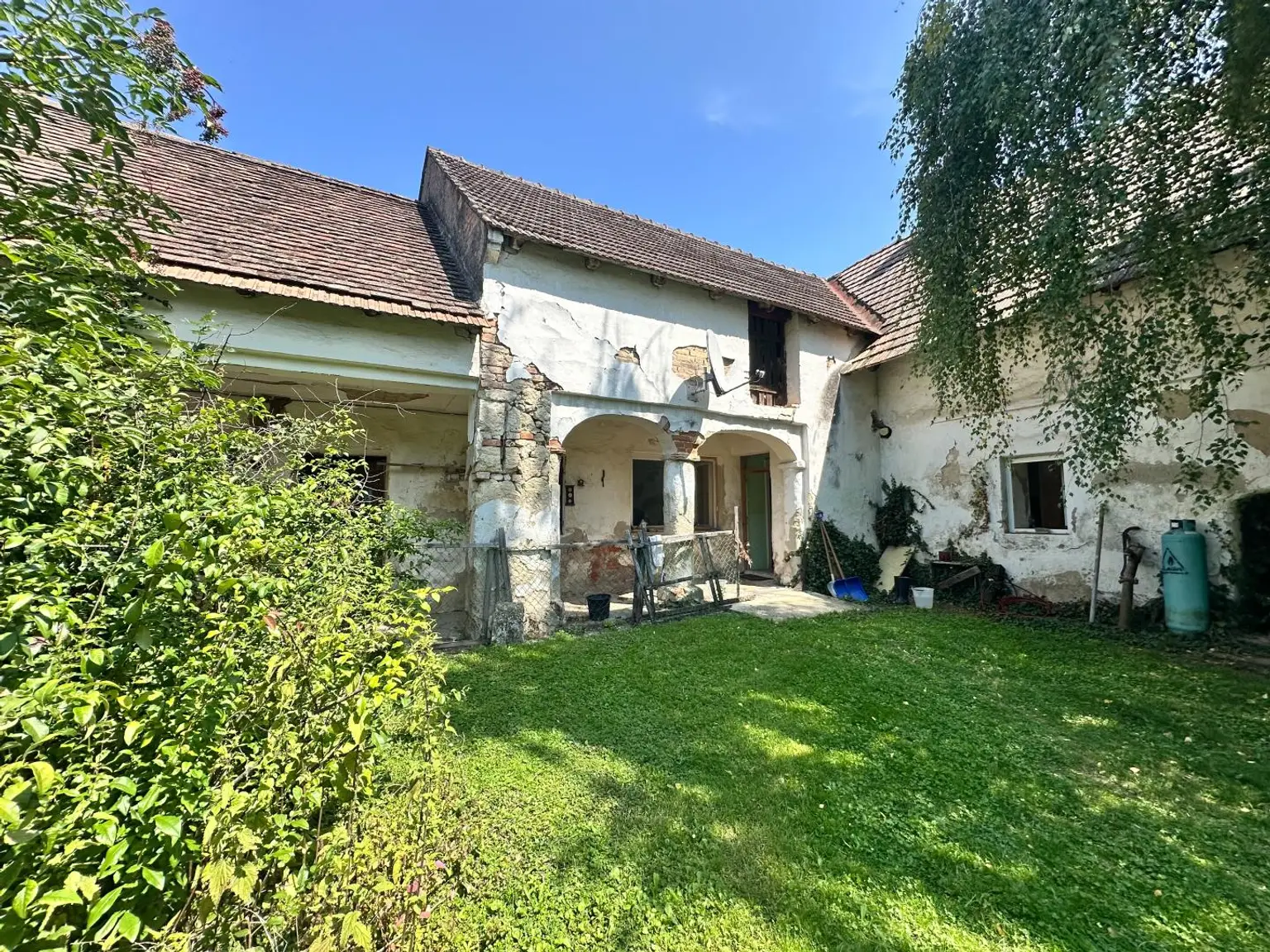 Sanierungsbedürftiger Bauernhof mit großem Grundstück, Stallungen und Stadl – ländlicher Charme mit viel Potential!