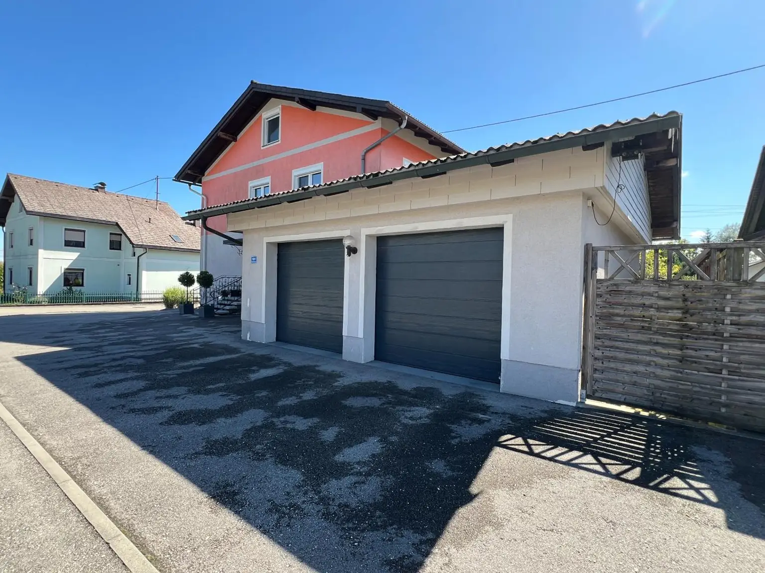 OPEN HOUSE! Großzügiges leistbares Wohnhaus mit 3 getrennte Wohneinheiten, Traumgarten, Doppelgarage und vielen Parkplätzen Tuffeltsham in Redlham